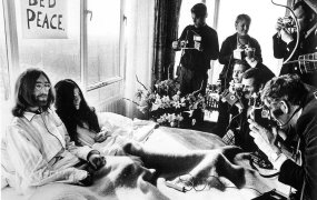 [纪录片] 约翰·列侬 / 小野洋子 - 床上和平 Bed Peace 1969 [中英文字幕]